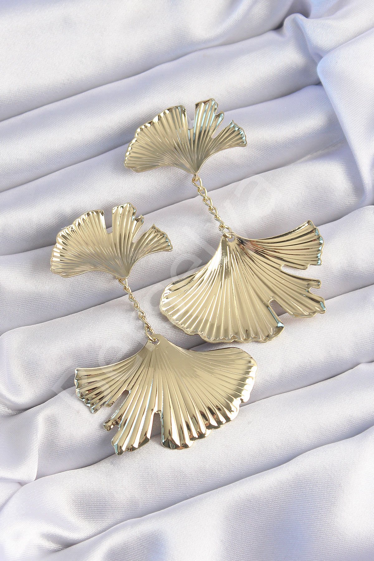 Pirinç Gold Renk Tırtıklı Yaprak Model Sallantılı Küpe