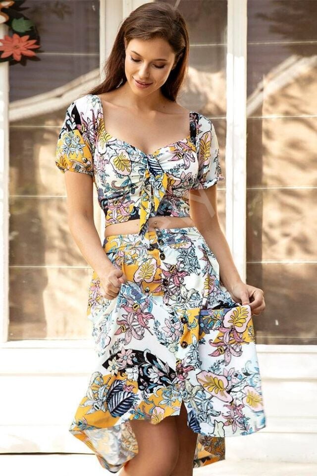 Dokuma Önden Bağlamalı Çiçek Baskılı Omuzu Düşük Büstiyer Ve Önden Düğmeli Etek Takım