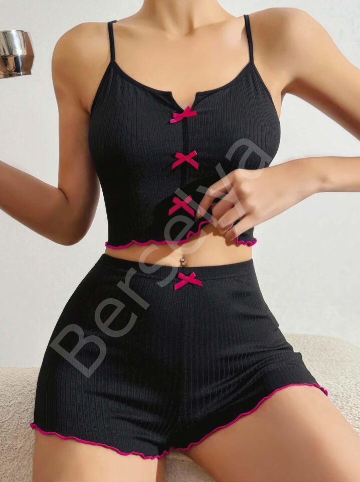 Pamuklu Siyah Üstüne Pembe Kurdelalı Fitilli Askılı Şortlu Pijama Takımı