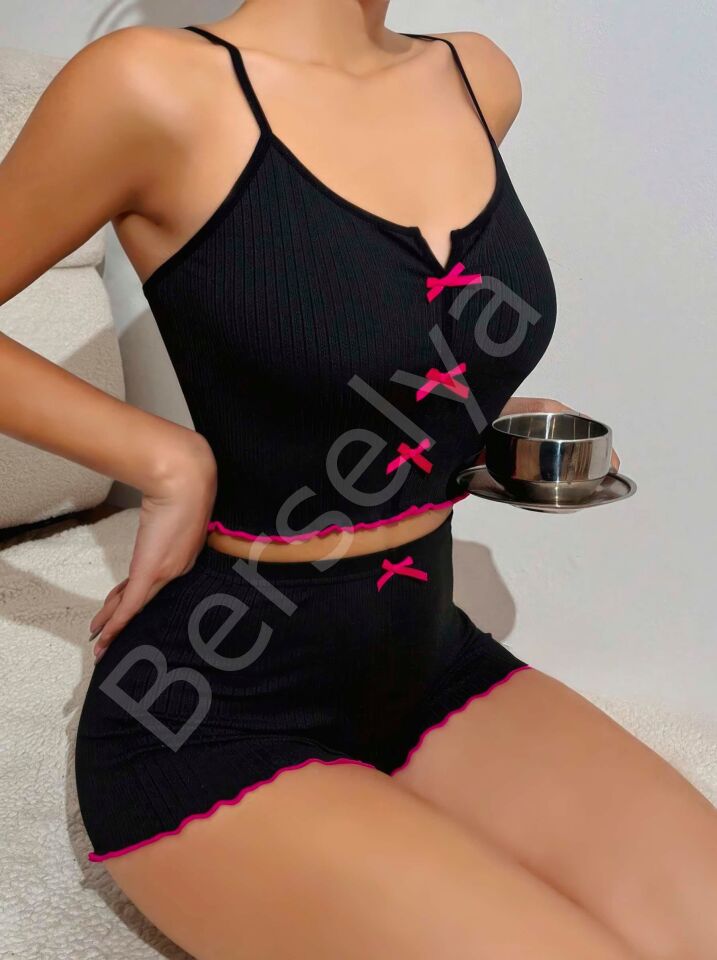 Pamuklu Siyah Üstüne Pembe Kurdelalı Fitilli Askılı Şortlu Pijama Takımı