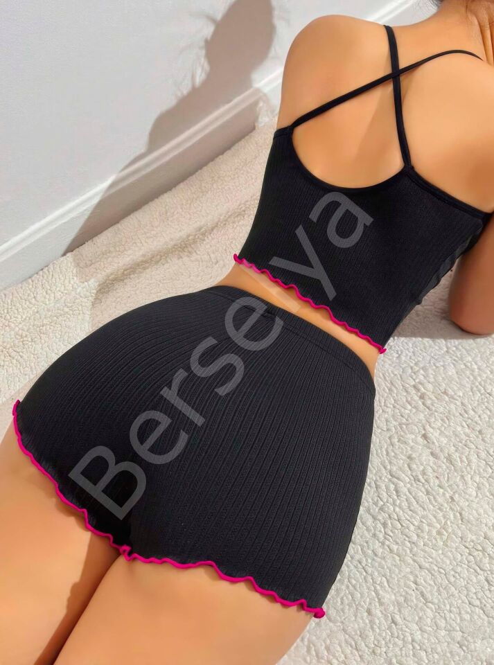 Pamuklu Siyah Üstüne Pembe Kurdelalı Fitilli Askılı Şortlu Pijama Takımı