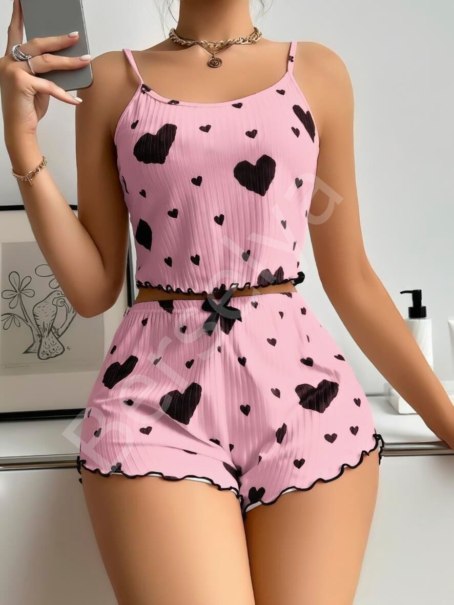 Pamuklu Pembe Üstüne Siyah Kalp Desenli Askılı Fitilli Şortlu Pijama Takımı