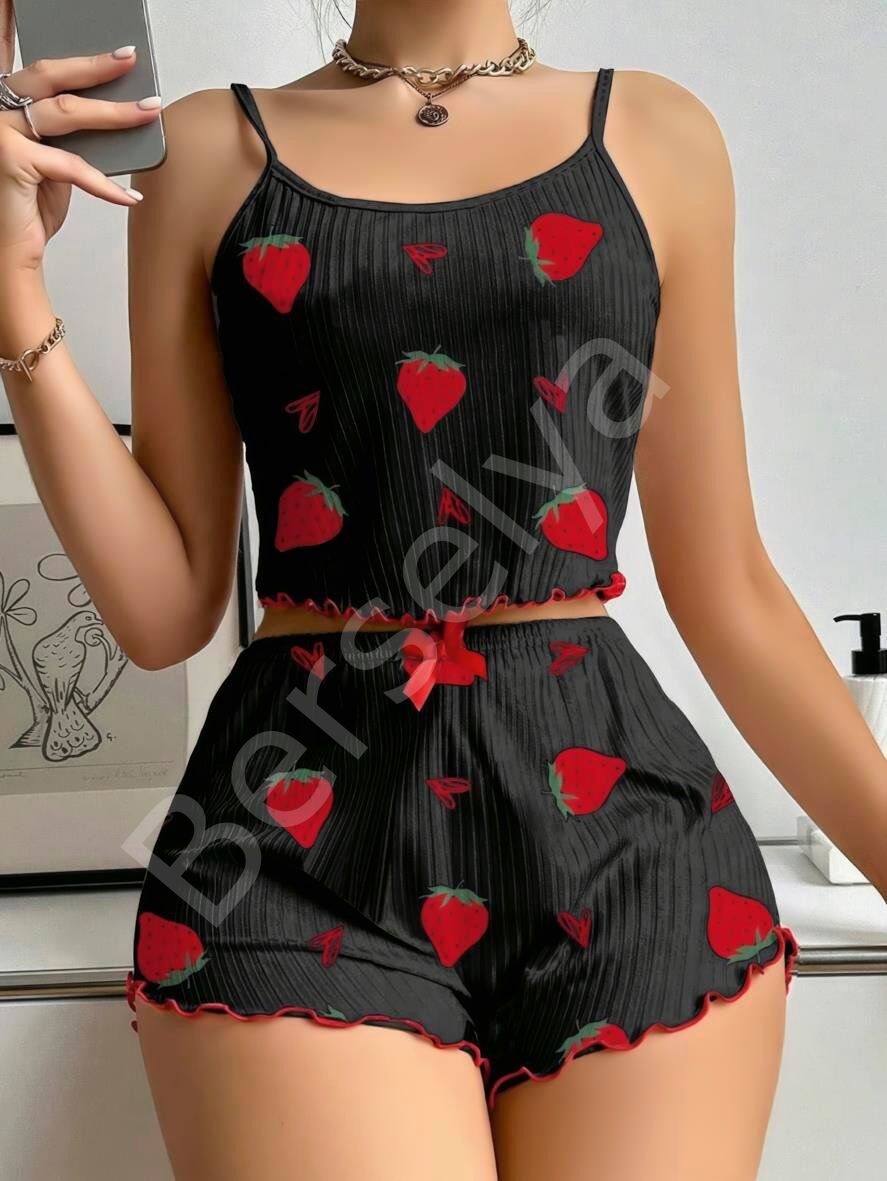 Pamuklu Siyah Üstüne Çilek Desen Fitilli Askılı Şortlu Pijama Takımı