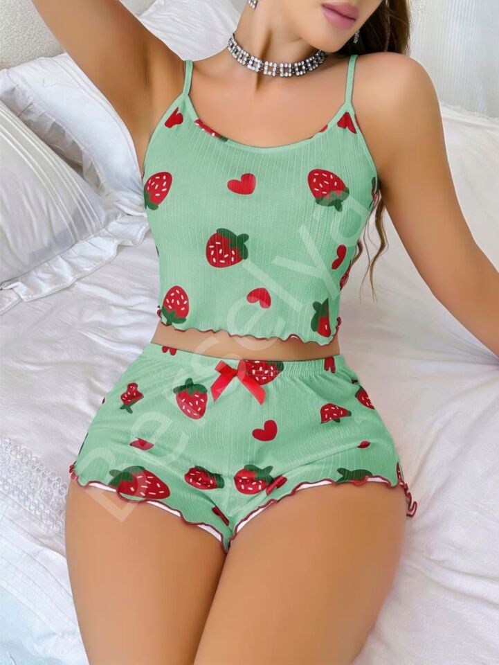 Pamuklu Yeşil Üstüne Çilek Desen Fitilli Askılı Şortlu Pijama Takımı