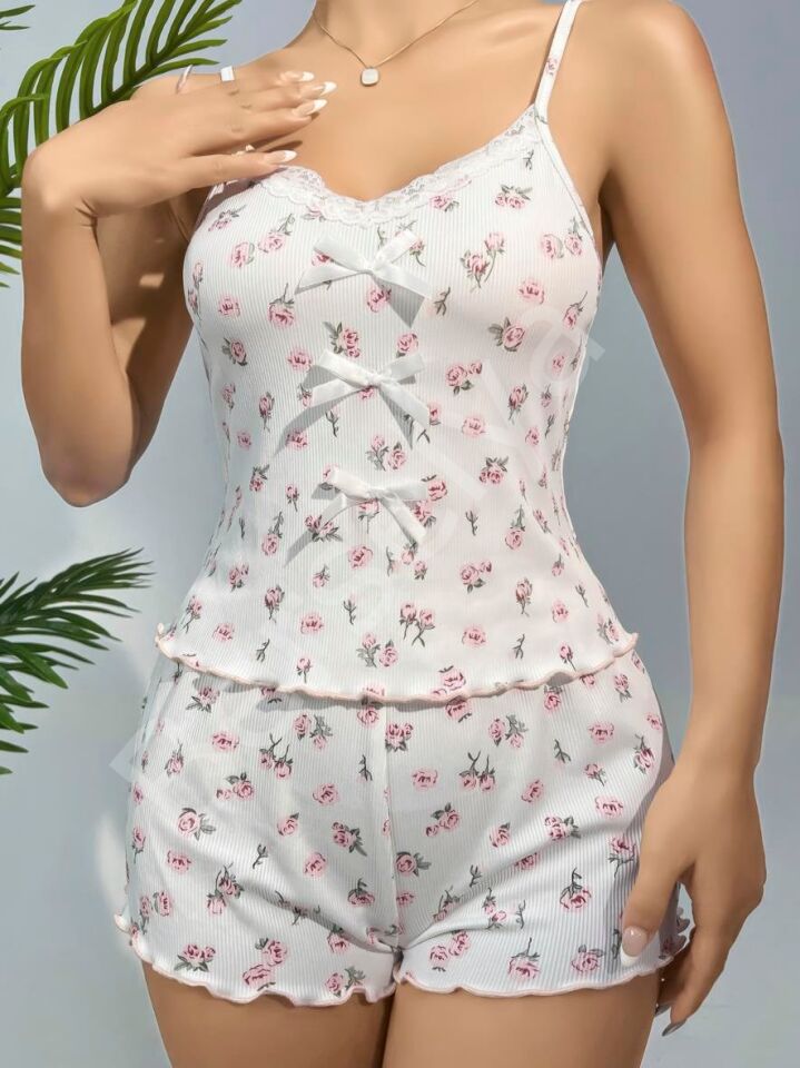Pamuklu Beyaz Üstüne Çiçek Desen Fitilli Askılı Şortlu Pijama Takımı