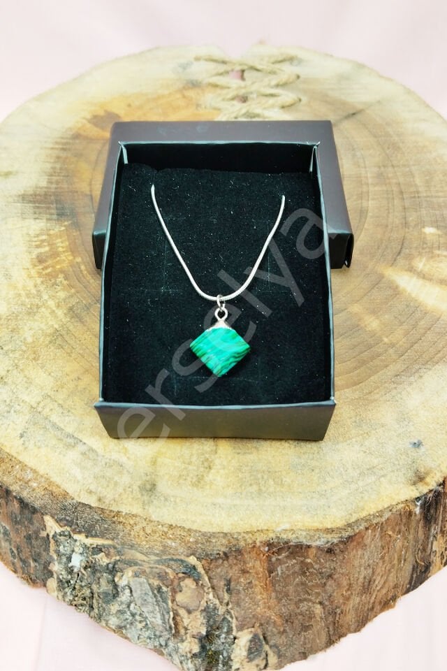 Malakit Doğal Taşı Zincirli El Yapımı Kolye Uç: 1,5 cm Zincir: 20 cm Kutulu