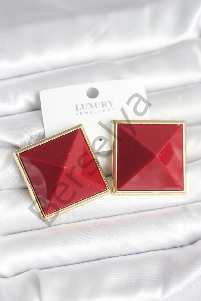 Pirinç Gold Renk Bordo Piramit Model Kadın Küpe