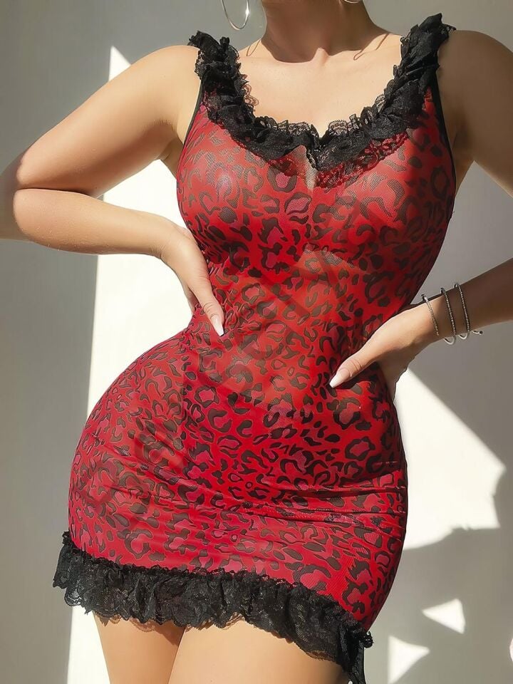 Sırt Dekolteli Kırmızı Leoparlı Gecelik