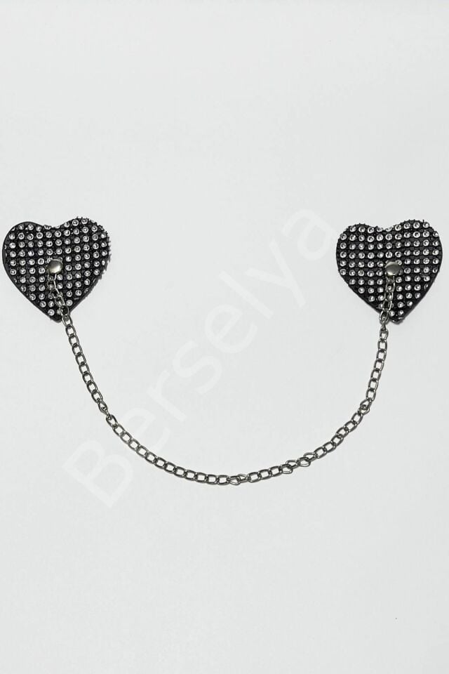 Siyah Kalp Üstüne Taşlı Zincirli Göğüs Ucu 85009