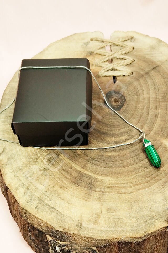 Malahit Doğal Taşı Zincirli El Yapımı Tasarımlı Kolye Uç: 3,5 cm Zincir: 20 cm Kutulu