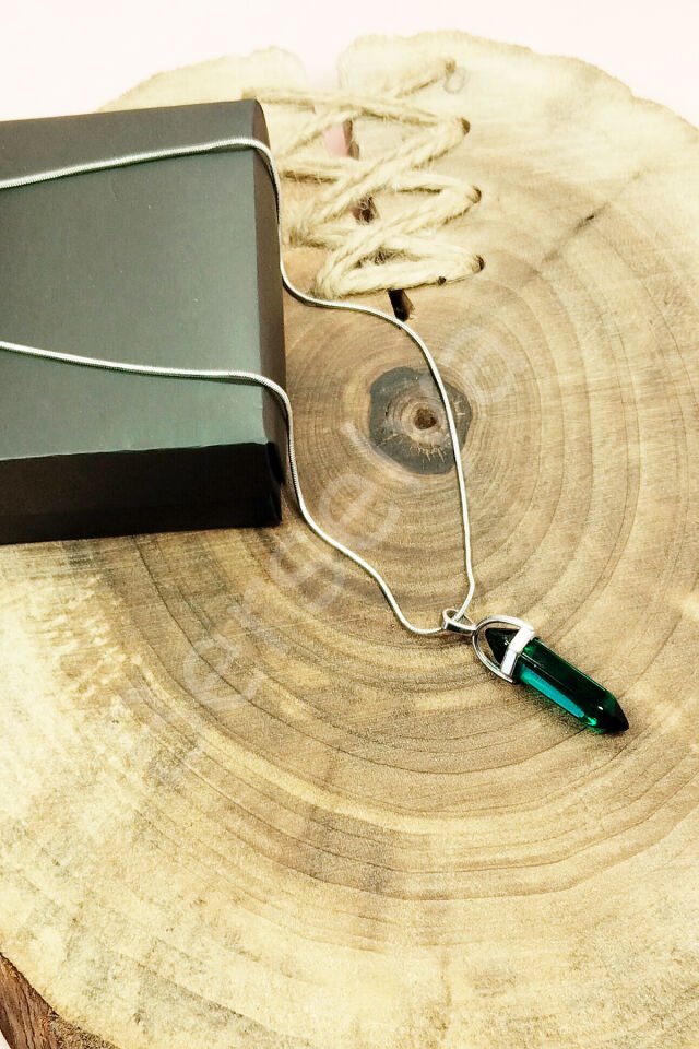 Yeşil Kuvars Doğal Taşı Zincirli El Yapımı Tasarımlı Kolye Uç: 3,5 cm Zincir: 20 cm Kutulu