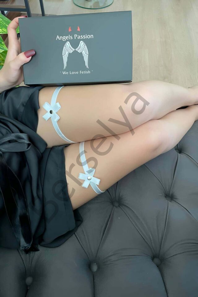 Beyaz Çiçek Detaylı Şık Elastik Bacak Bandı - Brf528