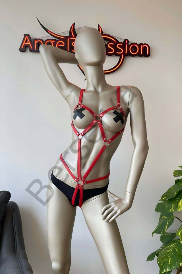 Vücudu Saran Kırmızı Deri Body Harness