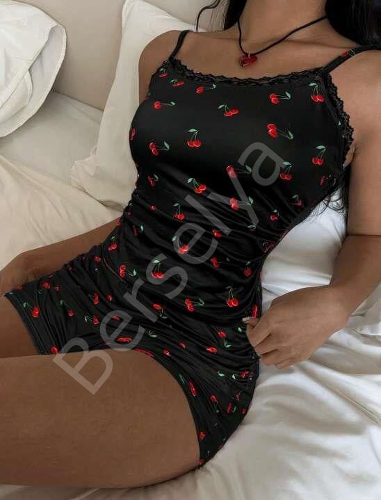 Siyah Üstüne Kiraz Desenli Dantel İşlemeli Askılı Şortlu Pijama Takımı