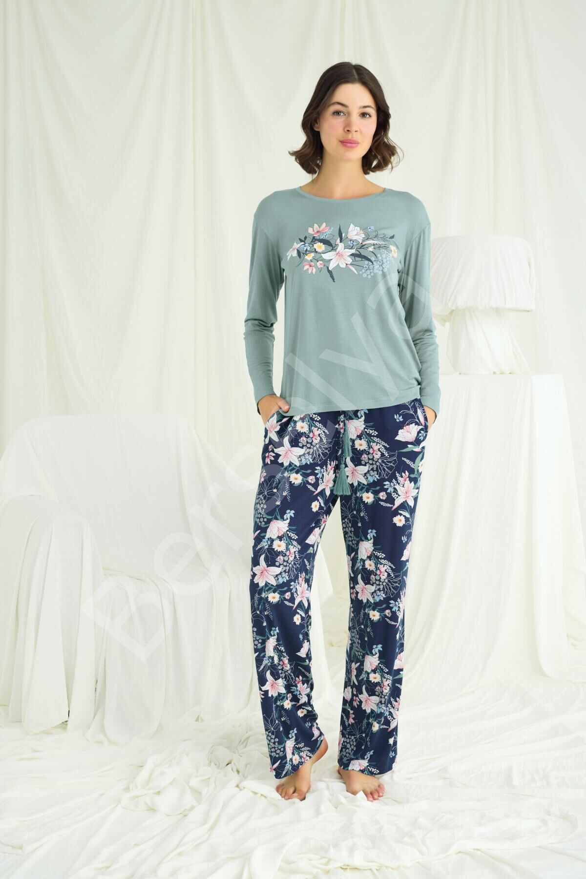 Çiçek Ve Yaprak Desenli Baskılı Pijama Takımı