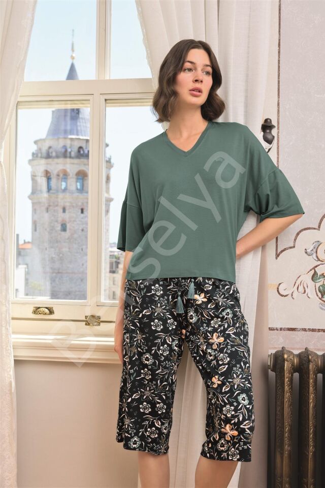 Çiçek Ve Yaprak Desenli V Yaka Büyük Beden Kapri Takımı