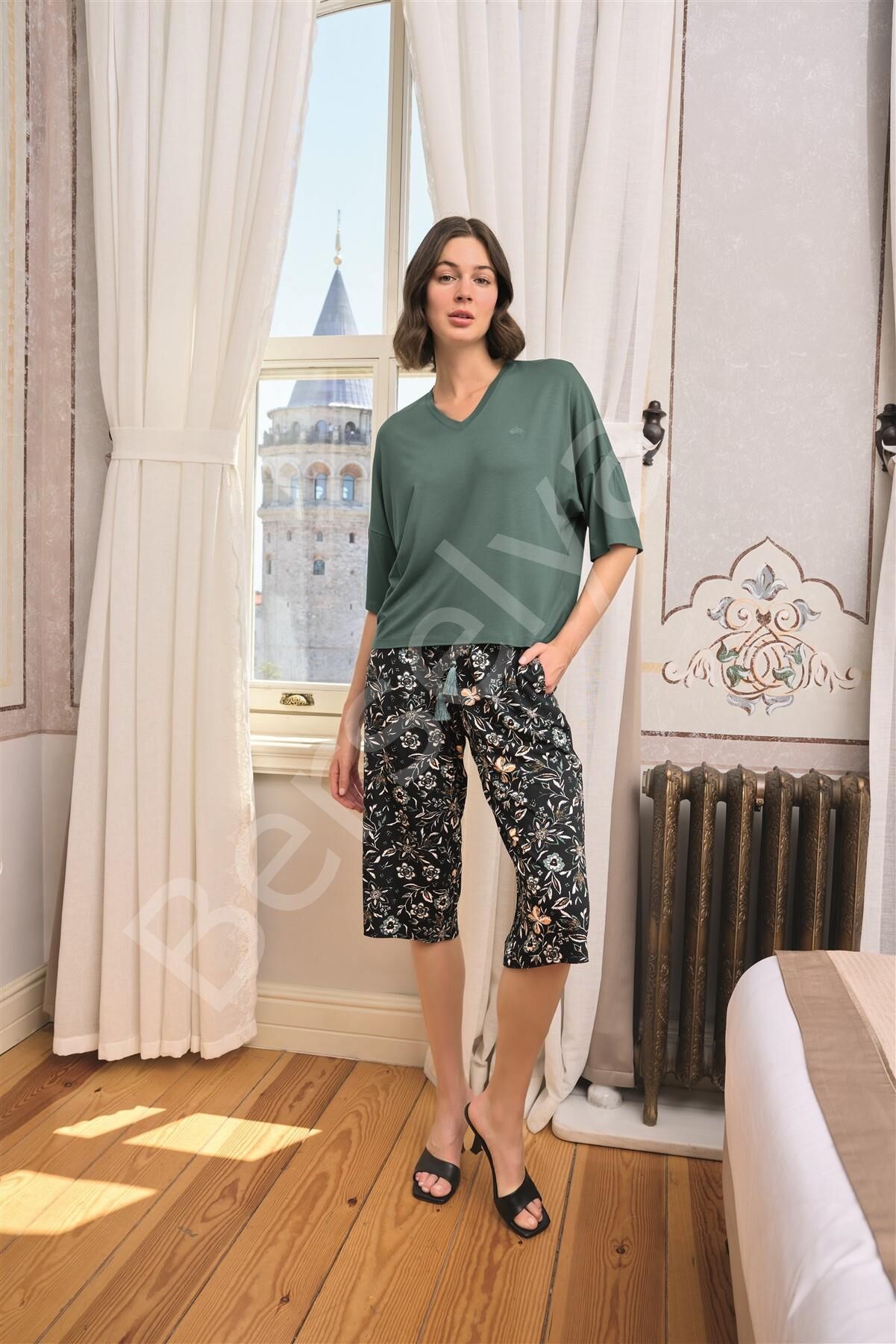 Çiçek Ve Yaprak Desenli V Yaka Büyük Beden Kapri Takımı