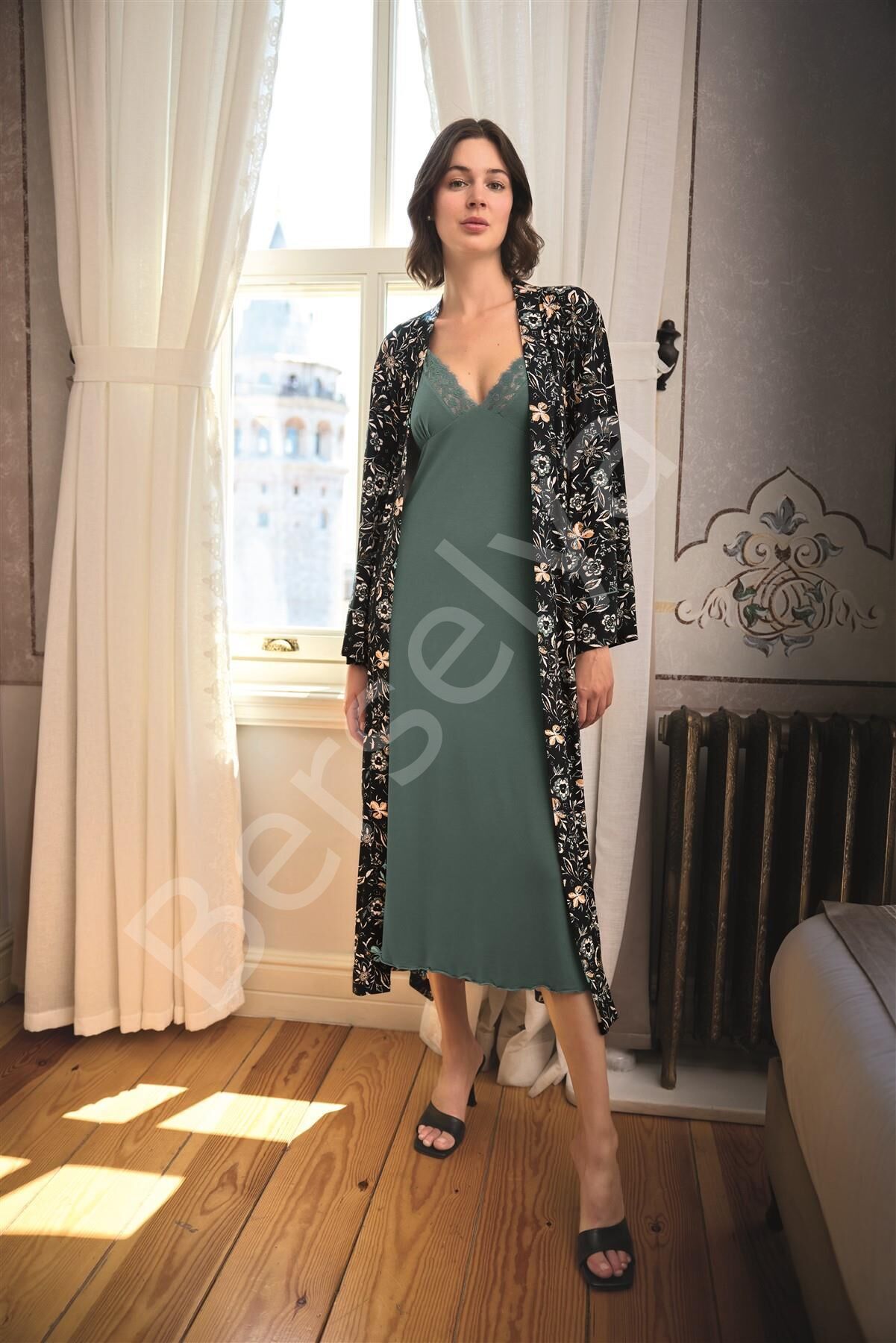 Çiçek Ve Yaprak Desenli Dantelli Ve Dekolteli Büyük Beden Sabahlık Takımı