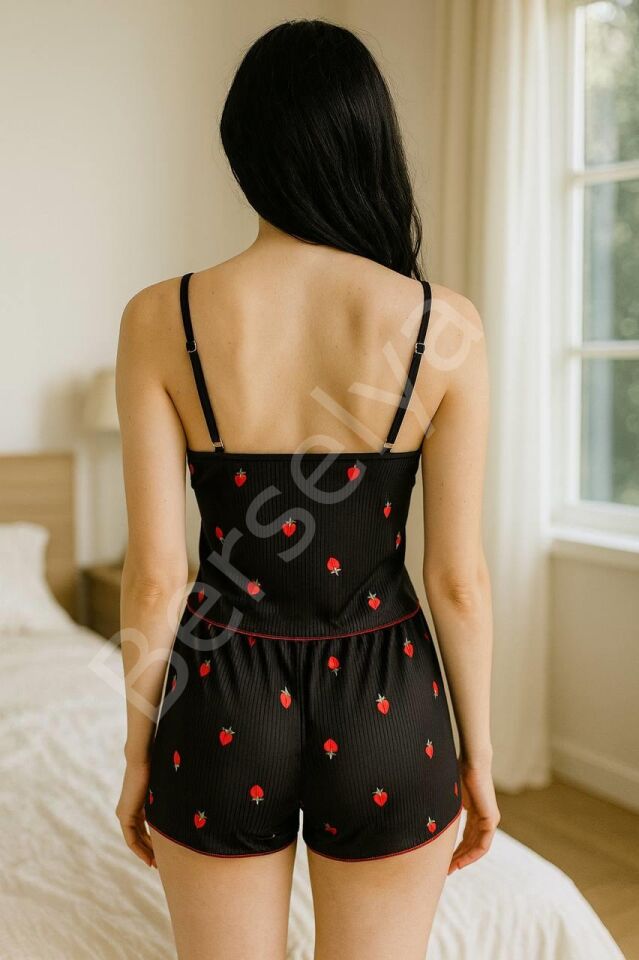 Siyah Üstüne Çilek Desenli Askılı Şortlu Pijama Takımı