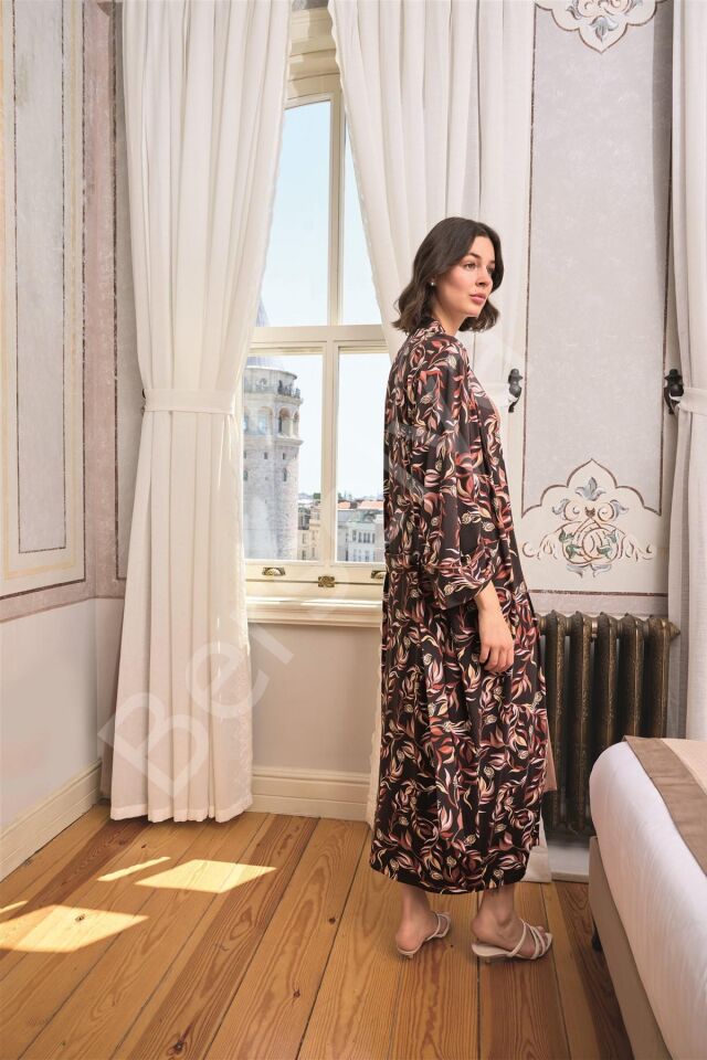 Yaprak Desenli Yırtmaçlı Dantelli Ve Dekolteli Sabahlık Takımı