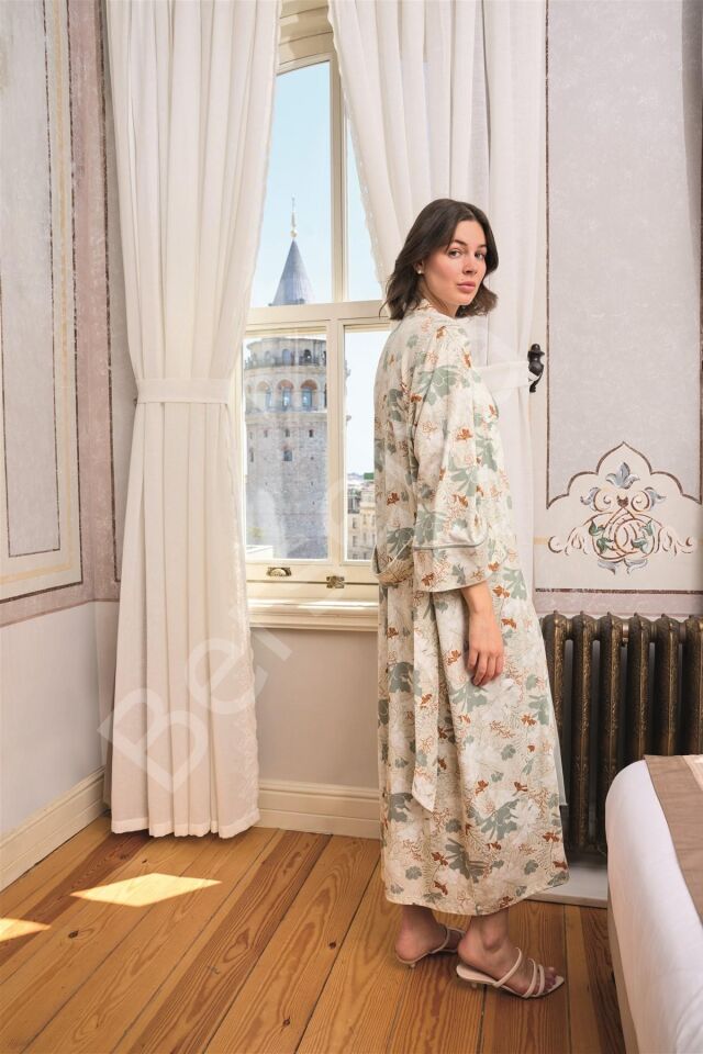 Çiçek Ve Yaprak Desenli Dantelli Ve Dekolteli Sabahlık Takımı