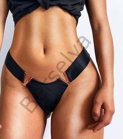 Siyah V Metal Aksesuarlı Fantezi String Tanga