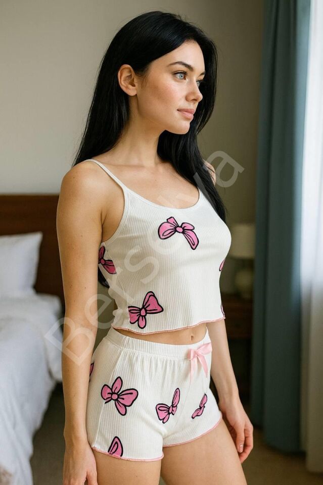 Beyaz Üstüne Kelebek Desenli Askılı Şortlu Pijama Takımı