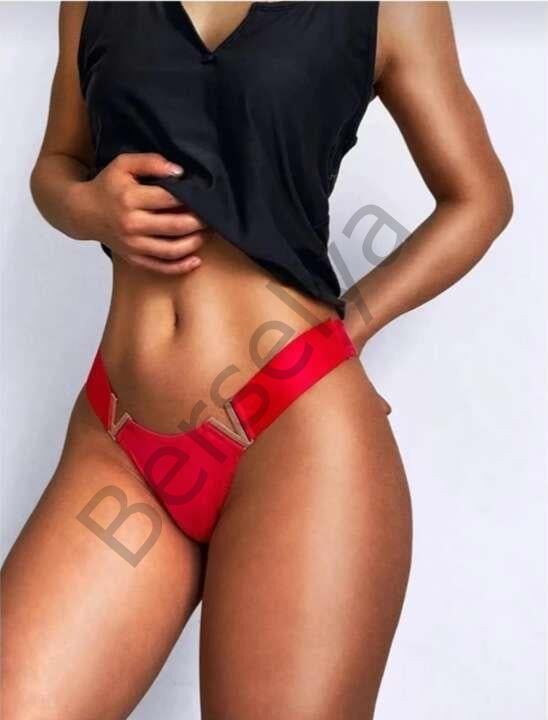 Kırmızı V Metal Aksesuarlı Fantezi String Tanga