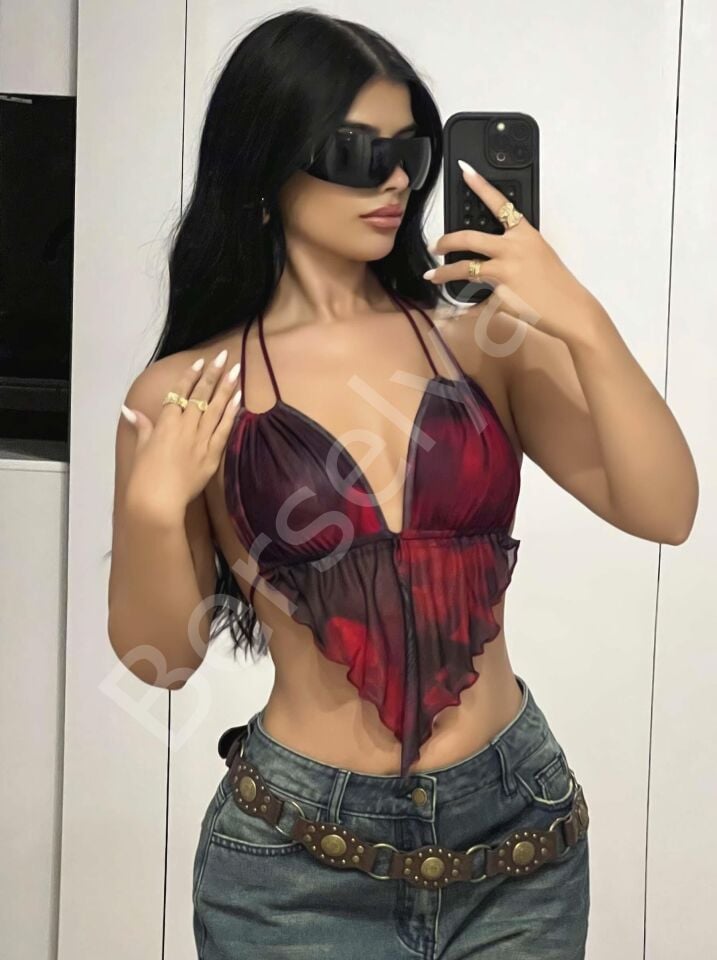 Kadın Kırmızı Siyah Renklerde Önden Üçgen Kesim Detaylı Crop Askılı Önden Bağlama 5092