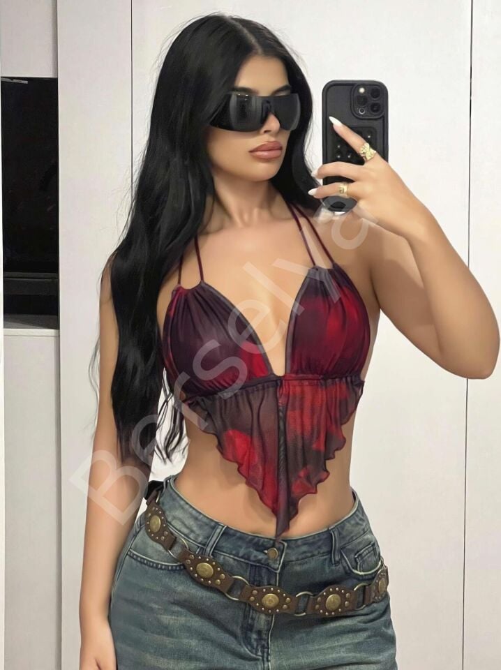 Kadın Kırmızı Siyah Renklerde Önden Üçgen Kesim Detaylı Crop Askılı Önden Bağlama 5092