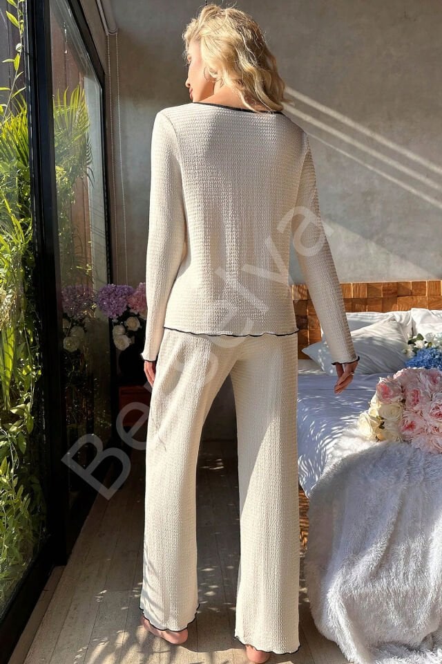 Kadın Beyaz Örme Kumaş V Yaka Düğmeli Rahat Şık Pijama Takımı