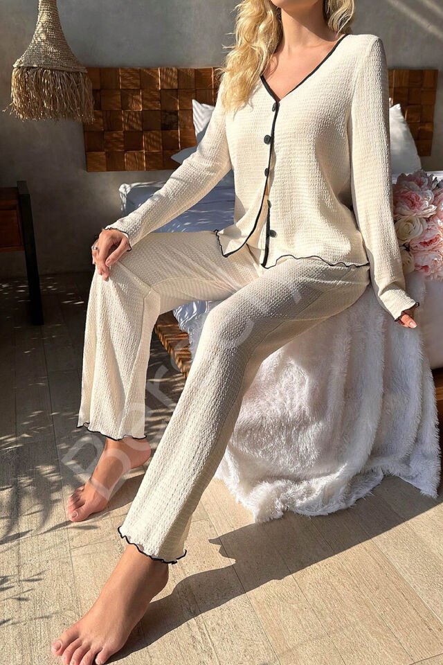 Kadın Beyaz Örme Kumaş V Yaka Düğmeli Rahat Şık Pijama Takımı