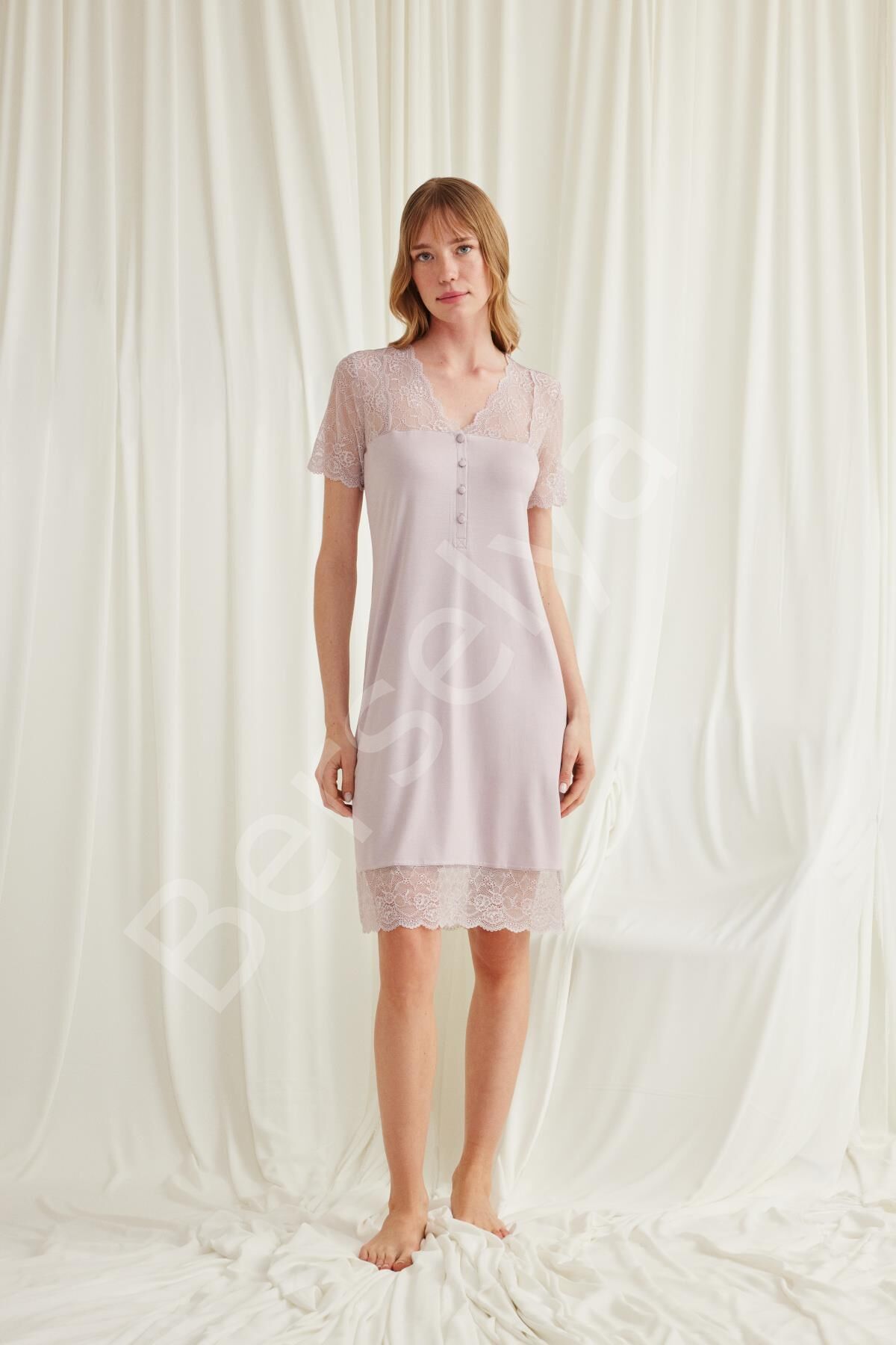 Yakası Kolu Omzu Ve Etek Ağzı Dantelli Önü Düğmeli Gecelik