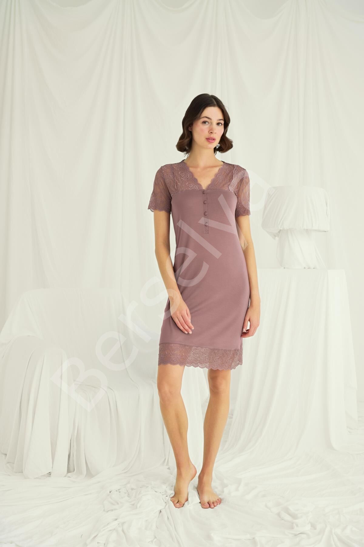 Yakası Kolu Omzu Ve Eteği Dantelli Önü Düğmeli Gecelik