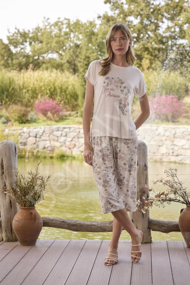 Çiçek Desenli Ve Baskılı ''you Are Awesome'' Kapri Takımı