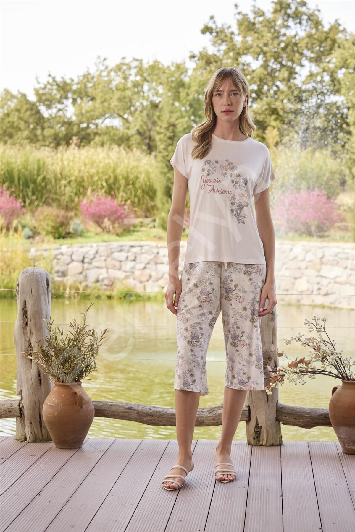 Çiçek Desenli Ve Baskılı ''you Are Awesome'' Kapri Takımı