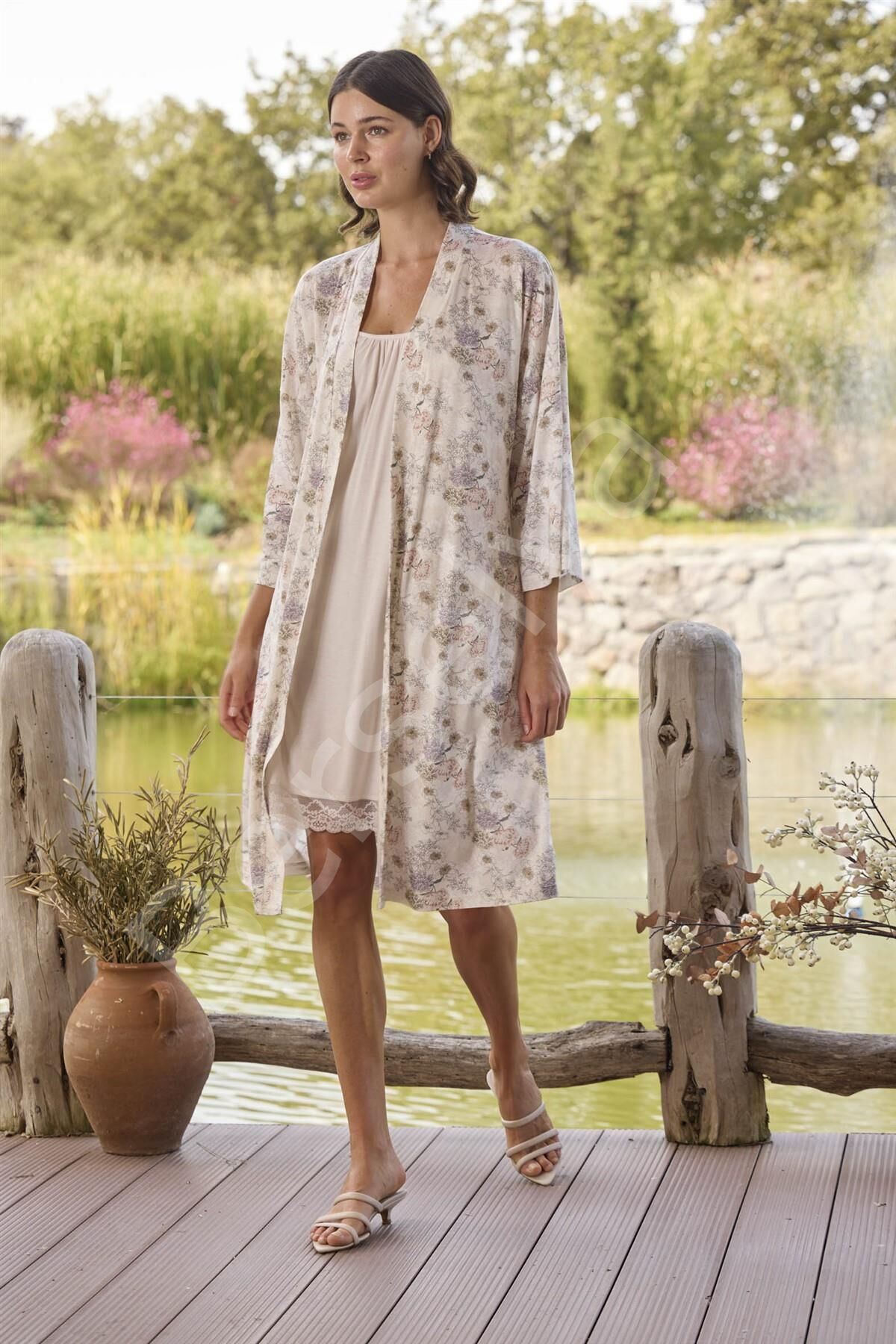 Çiçek Desenli Ve Dantelli Sabahlık Takımı