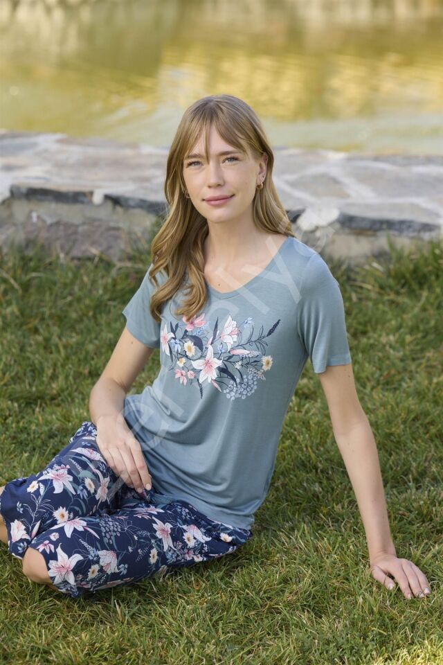 Çiçek Ve Yaprak Desenli Ve Baskılı Kapri Takımı