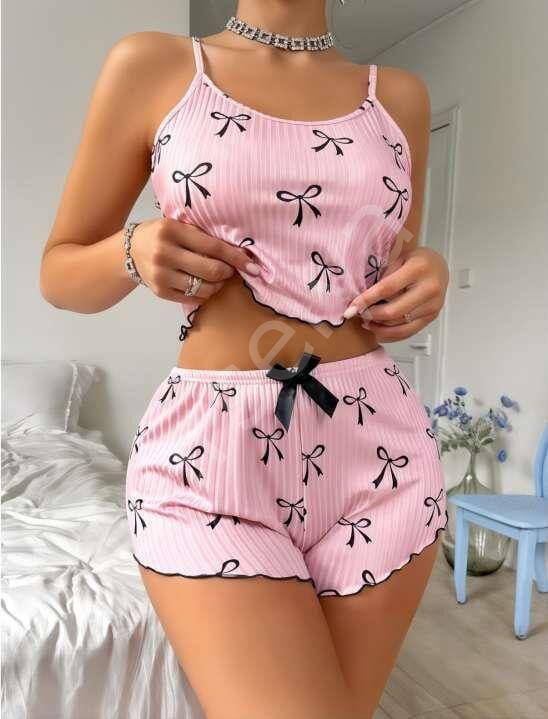 Pembe Üstüne Siyah Kurdela Desenli Askılı Şortlu Pijama Takımı