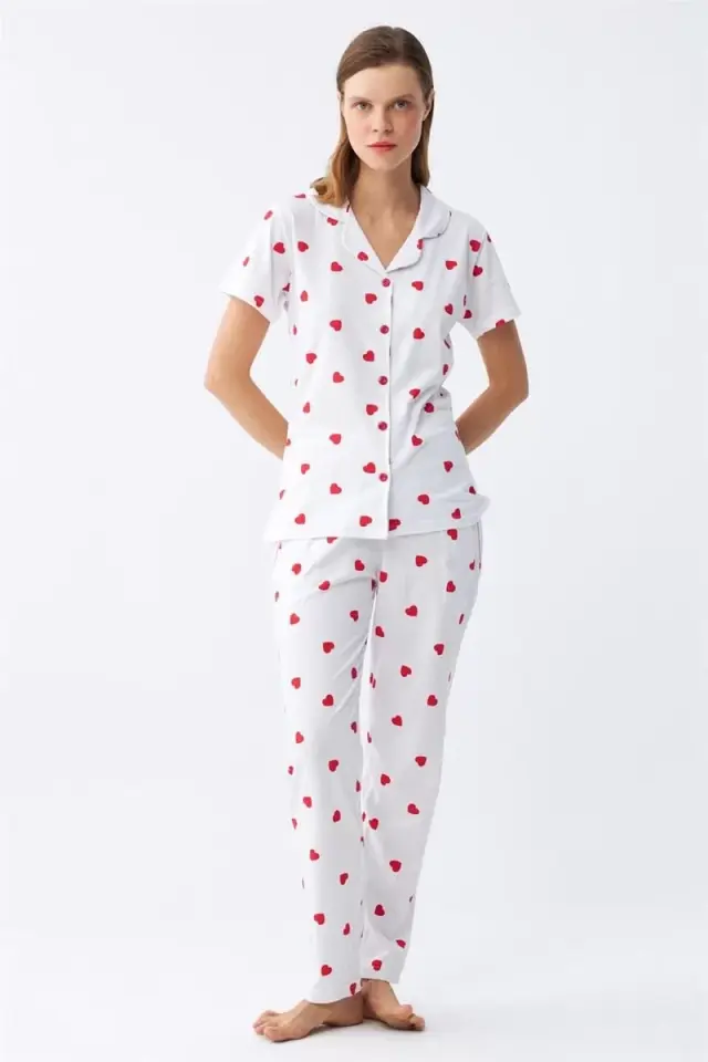 Kadın Beyaz Kırmızı Kalpli Önden Düğmeli Pijama Takımı