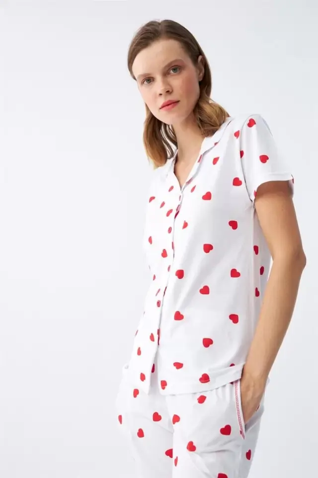 Kadın Beyaz Kırmızı Kalpli Önden Düğmeli Pijama Takımı