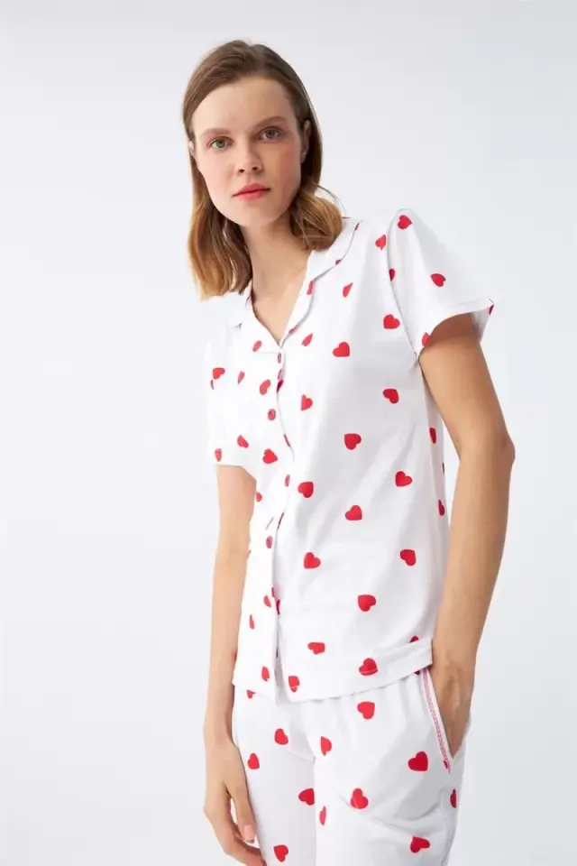 Kadın Beyaz Kırmızı Kalpli Önden Düğmeli Pijama Takımı