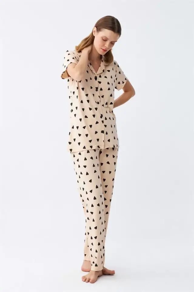 Kadın Krem Rengi Kalp Desenli Önden Düğmeli Pijama Takımı