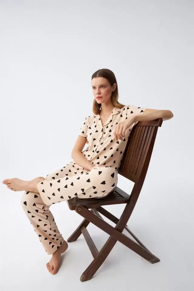Kadın Krem Rengi Kalp Desenli Önden Düğmeli Pijama Takımı