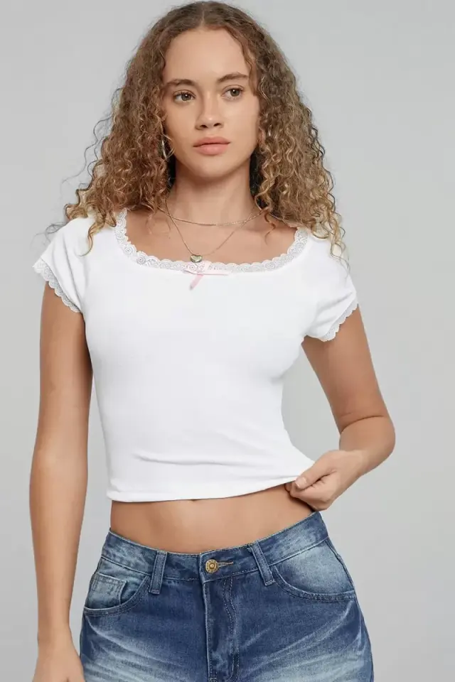 Kadın Beyaz Premium Dantel Detaylı Fiyonk Aksesuarlı Crop Top Bluz