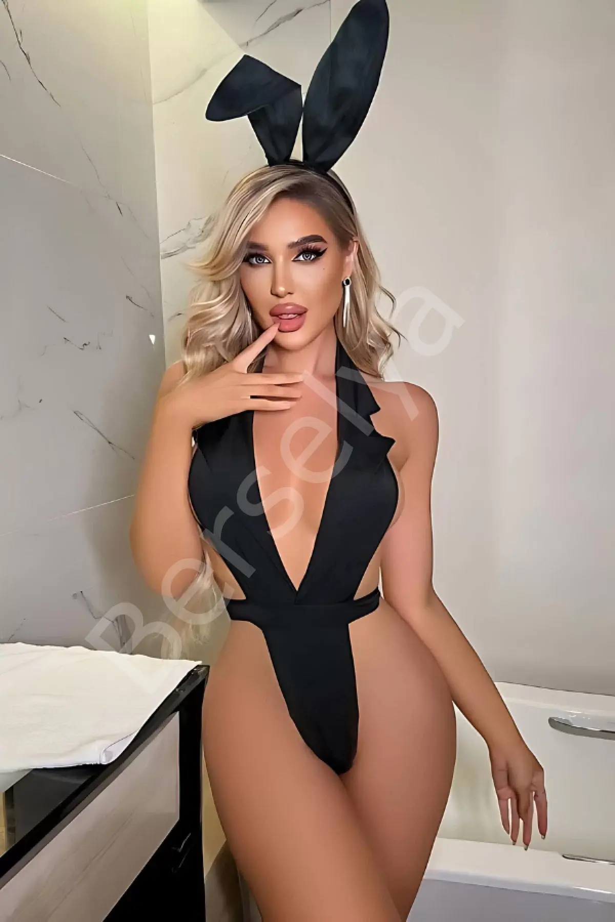 Tavşan Detaylı Siyah Gecelik