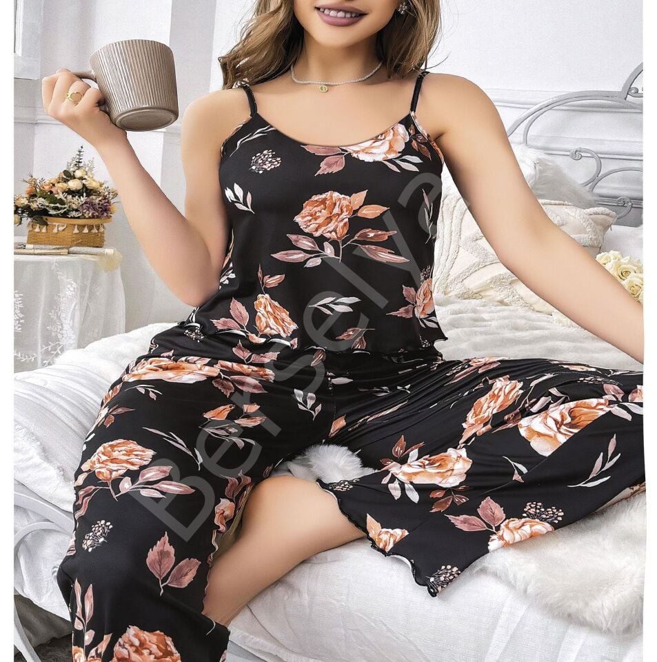 Büyük Beden Siyah Üstüne Çiçek Desenli İnce Askılı 2'li Pijama Takımı
