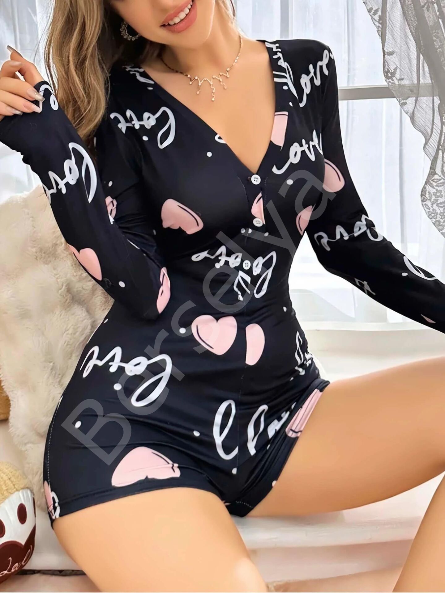 Siyah Kalp Desenli Love Yazılı Düğmeli Tulum Pijama