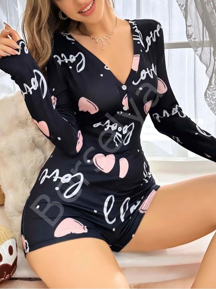 Siyah Kalp Desenli Love Yazılı Düğmeli Tulum Pijama
