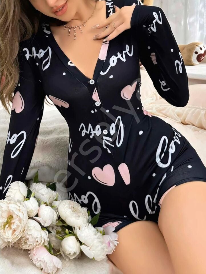 Siyah Kalp Desenli Love Yazılı Düğmeli Tulum Pijama